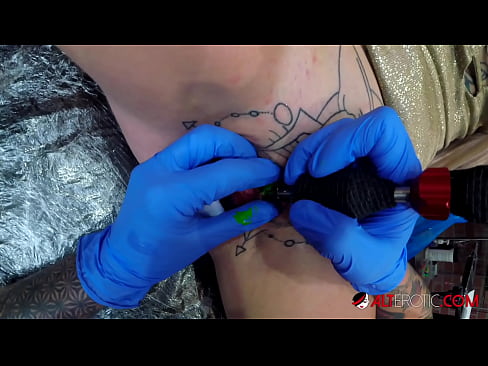 ❤️ Sully Savage mai tsananin jarfa ta yi tattoo a kan kwarin ta ❤️❌ Batsa mai kyau a%ha.liporno.ru ❌